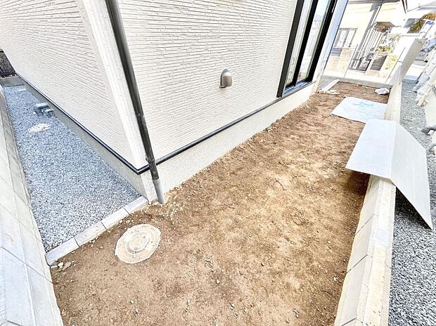 プランターを並べて季節のお花を楽しめるお庭付き。