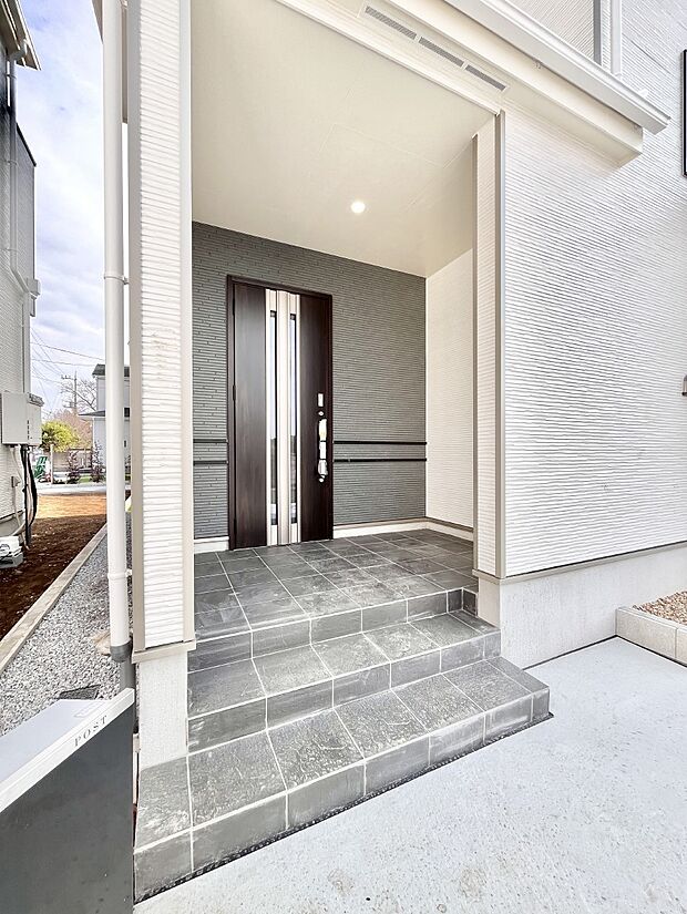 玄関アプローチにはプランターを並べて季節の花でお客様をおもてなしできます。