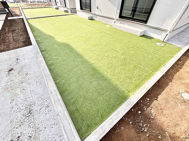 家族で楽しめる庭付きです。ガーデニングや物置を置いたり、お子様がいらっしゃるご家庭ではプールなど使い方はさまざまです。 