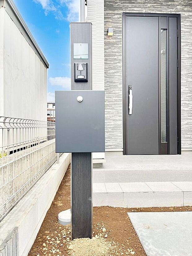 表札・インターホン・ポストをひとつに集約。エントランスになじむシンプルデザイン。