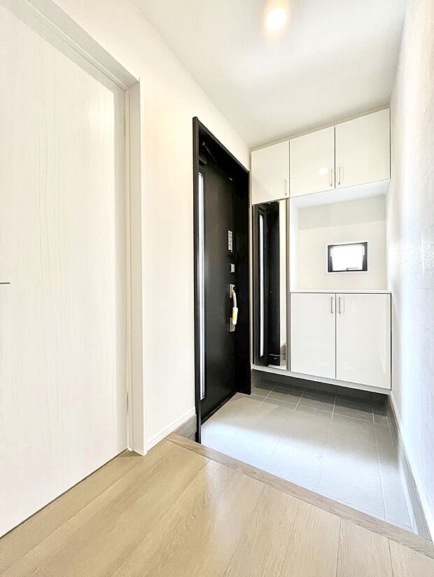 明るい玄関はお客様をお出迎えするのにぴったりです!