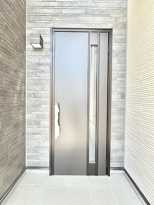 大切な家族、来客を出迎える玄関。