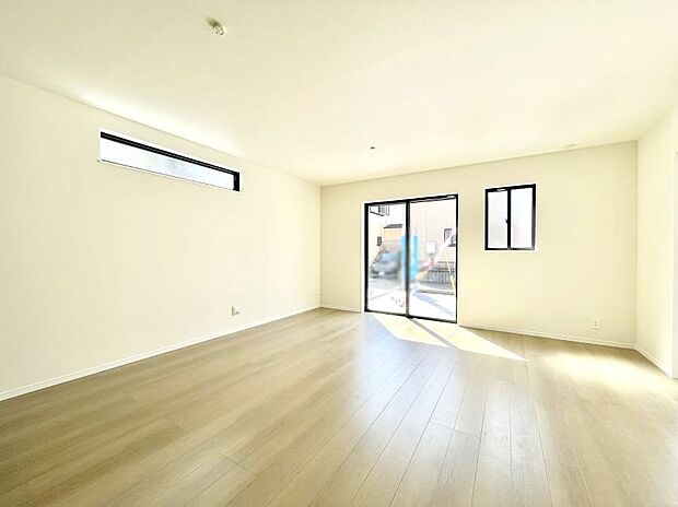 明るい陽光が注ぎ、寛ぎの雰囲気に満たされるリビング・ダイニング。