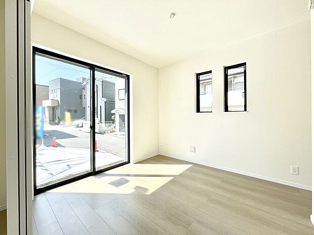 2面採光の洋室。窓から入り込む陽光がお部屋全体を優しく包み込みます!