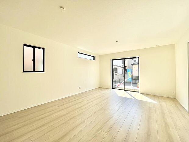 明るい陽光が注ぎ、寛ぎの雰囲気に満たされるリビング・ダイニング。