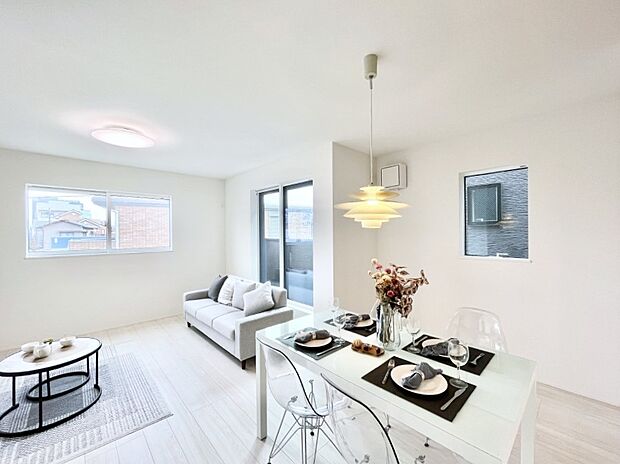 プライバシーも守れる2階リビングは明るく開放感たっぷり!