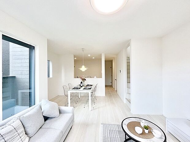 明るい陽光が注ぎ、寛ぎの雰囲気に満たされるリビング・ダイニング。 