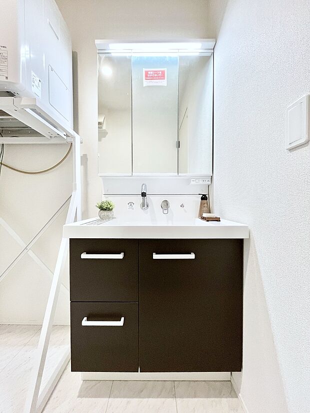 大きく見やすい三面鏡で清潔感ある洗面台は、身だしなみチェックや肌のお手入れにおすすめです。