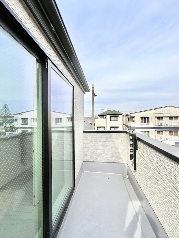 ゆったりバルコニーだから沢山お洗濯ものを干せます。