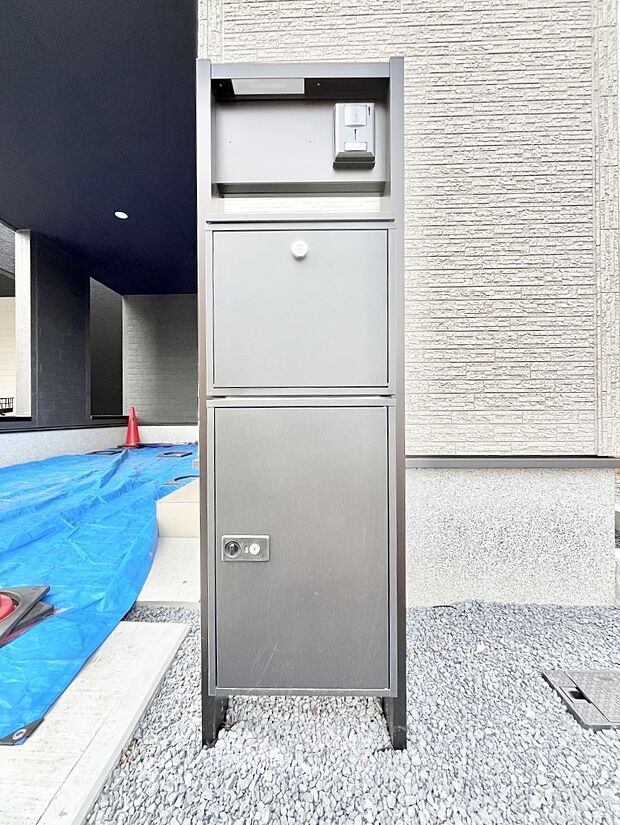 表札・インターホン・ポスト・宅配BOXをひとつに集約。エントランスになじむシンプルデザイン。