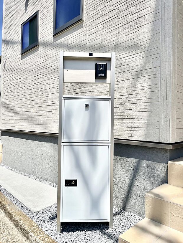 表札・インターホン・ポスト・宅配BOXをひとつに集約。エントランスになじむシンプルデザイン。