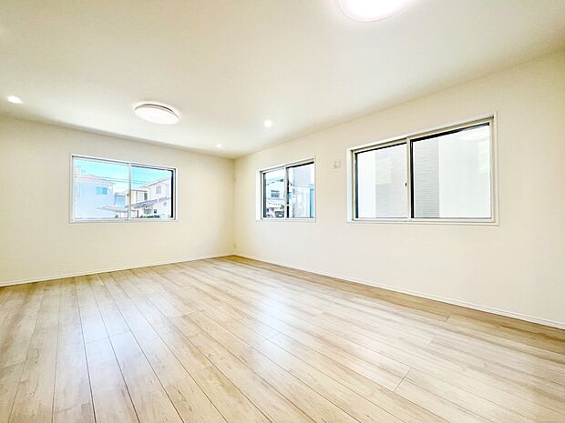 たくさんの窓からたっぷりの陽光と風を感じられるリビング