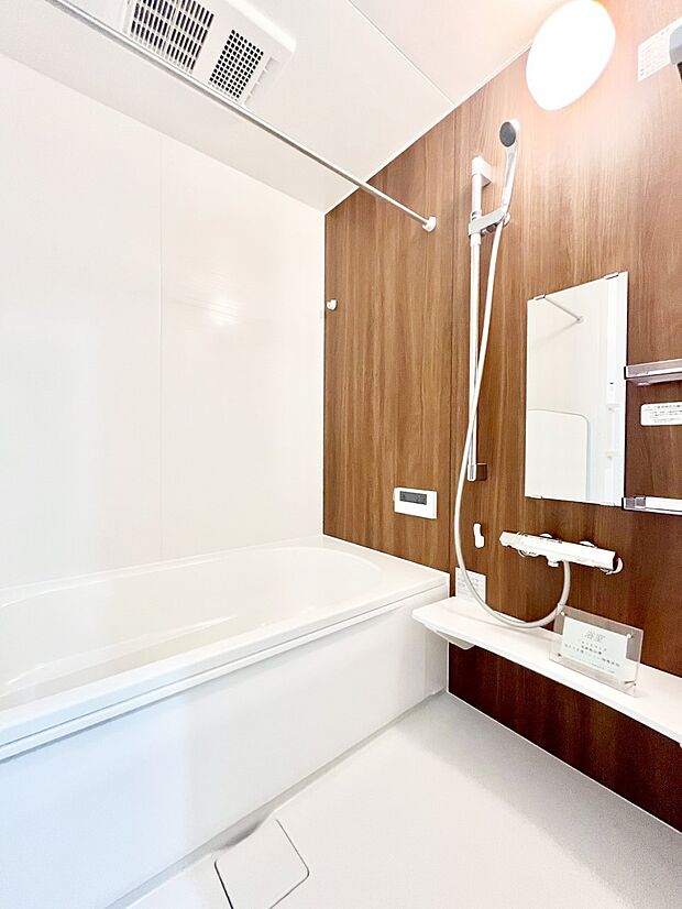 一日の疲れを癒してくれる明るい清潔感のあるバスルーム