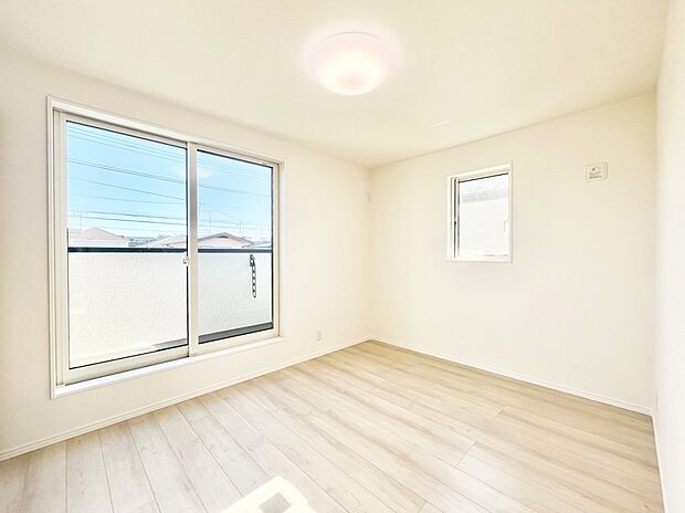 バルコニーが開放感をプラスしてくれる洋室