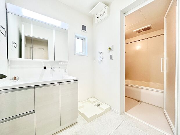 清潔感ある洗面化粧室で朝の身支度も快適