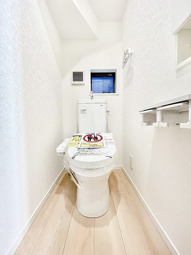 明るく清潔感のあるトイレです。