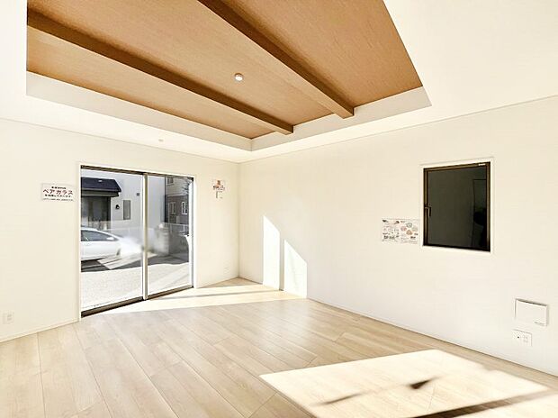 明るい陽光が注ぎ、寛ぎの雰囲気に満たされるダイニング。