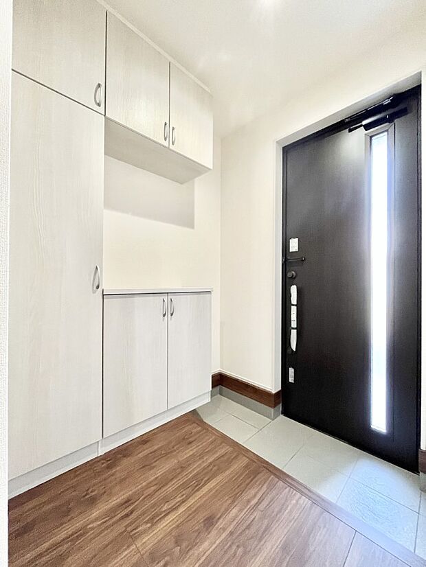 飾り棚を利用して、お越しいただくお客様をおもてなしできます。