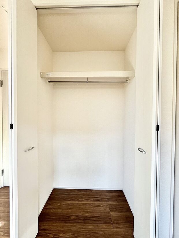 洋室のクローゼット。奥行きがあるので厚手の衣類もすっきり収まります。