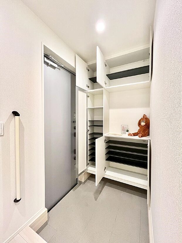 下駄箱はご家族の写真や季節のインテリアで飾り棚として演出できます  