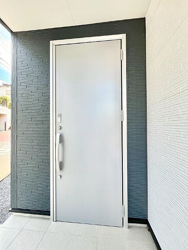 住まいの顔を演出する、玄関ドア。