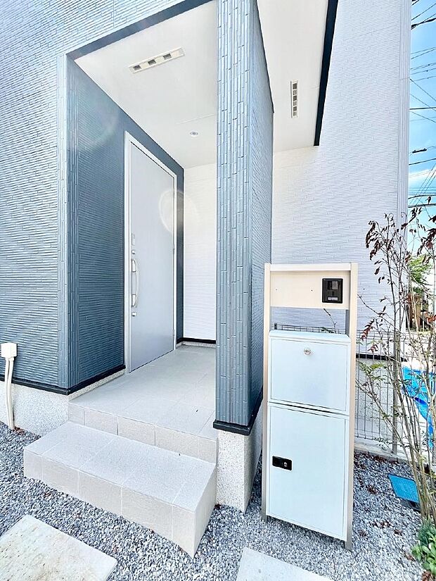 玄関前は雨が降っても濡れにくい屋根付き