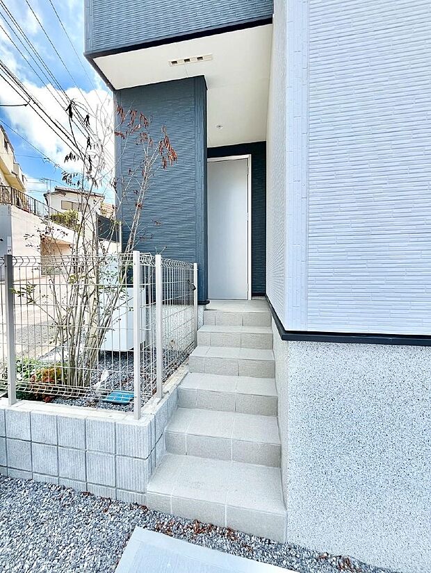 玄関アプローチにはプランターを並べて季節の花でお客様をおもてなしできます。