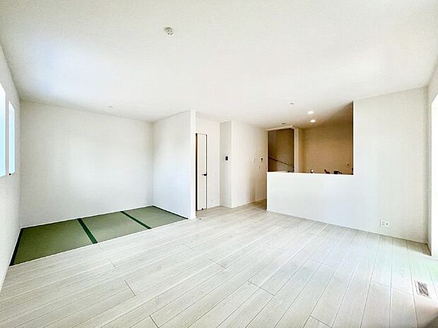 リビングの一角にはタタミコーナー!柔らかい畳の空間はお子様の遊び場として重宝します。