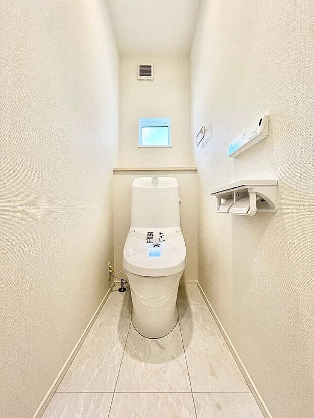 換気用小窓があり、明るく清潔な空間です。 