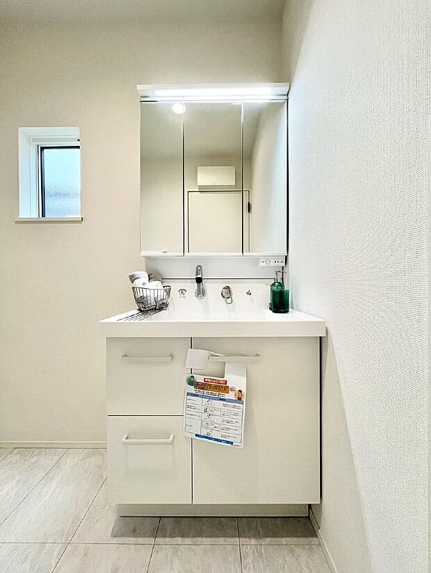 大きく見やすい三面鏡で清潔感ある洗面台は、身だしなみチェックや肌のお手入れにおすすめです。