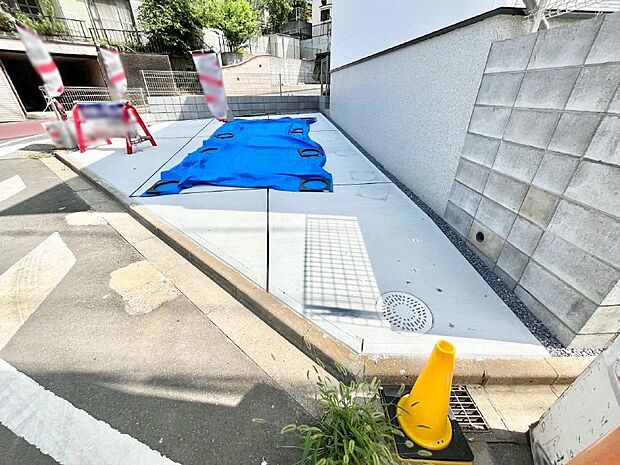 2台(車種による)駐車可!ご家族みんなの自転車も置ける広々カースペース。