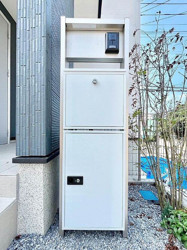 表札・インターホン・ポスト・宅配BOXをひとつに集約。エントランスになじむシンプルデザイン。