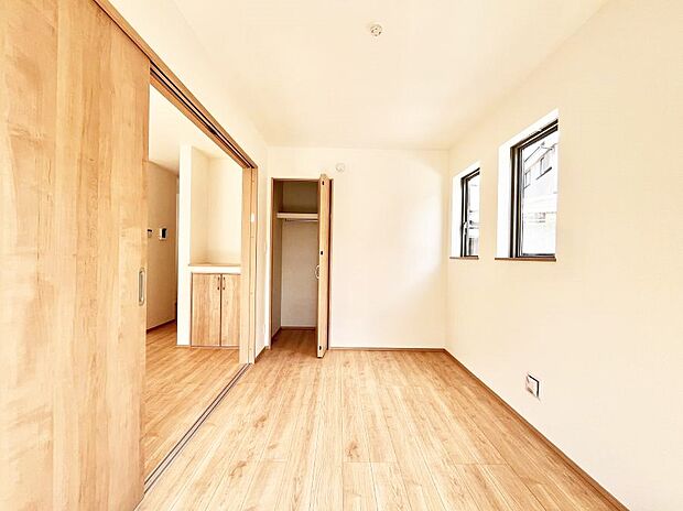 リビング横の洋室は引き戸を開ければリビングと一体に。閉じれば独立した洋室に。