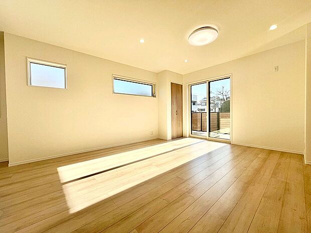 明るい陽光が注ぎ、寛ぎの雰囲気に満たされるリビング・ダイニング。 