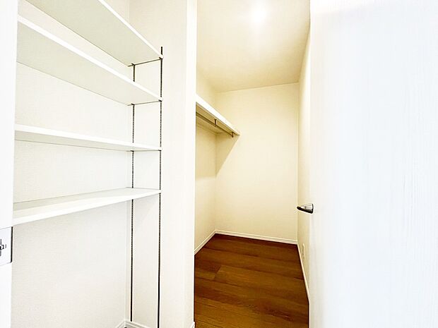 ウォークインクローゼットの活用で生活空間スッキリ
