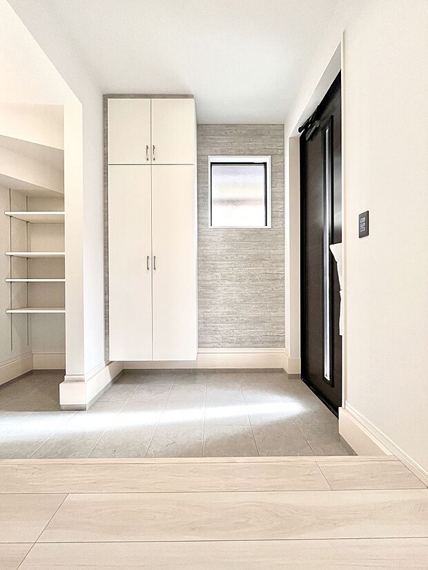 明るい玄関はお客様をお出迎えするのにぴったりです！ 