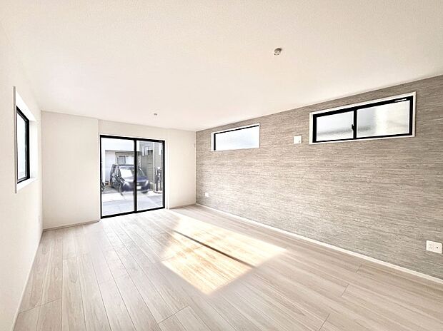 明るい陽光が注ぎ、寛ぎの雰囲気に満たされるダイニング。   