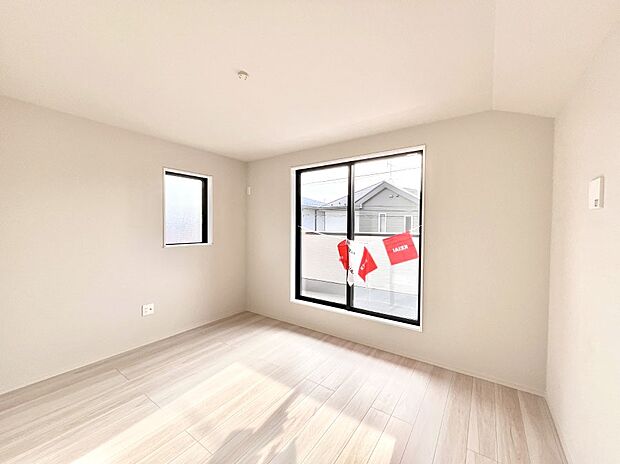 バルコニーが開放感をプラスしてくれる洋室