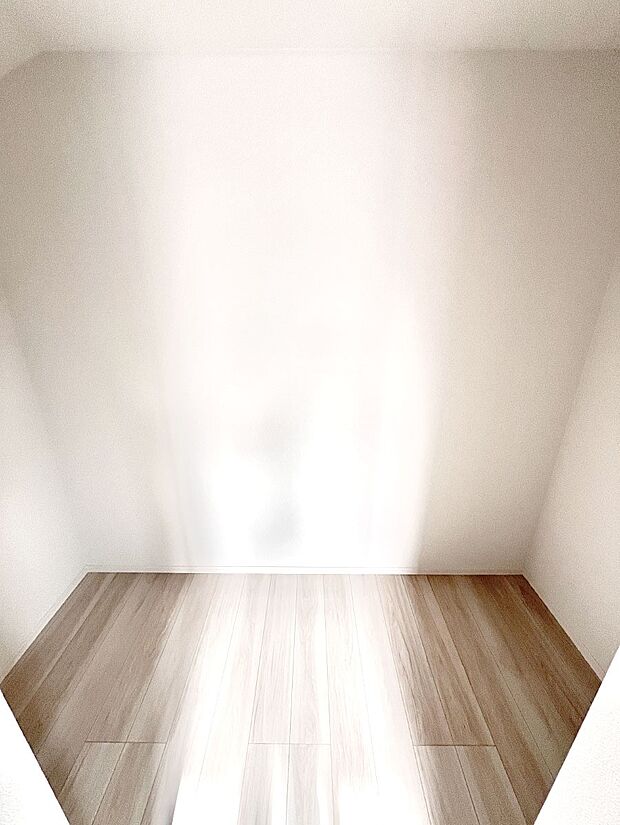 ウォークインクローゼット付きで生活空間を広く利用できます。