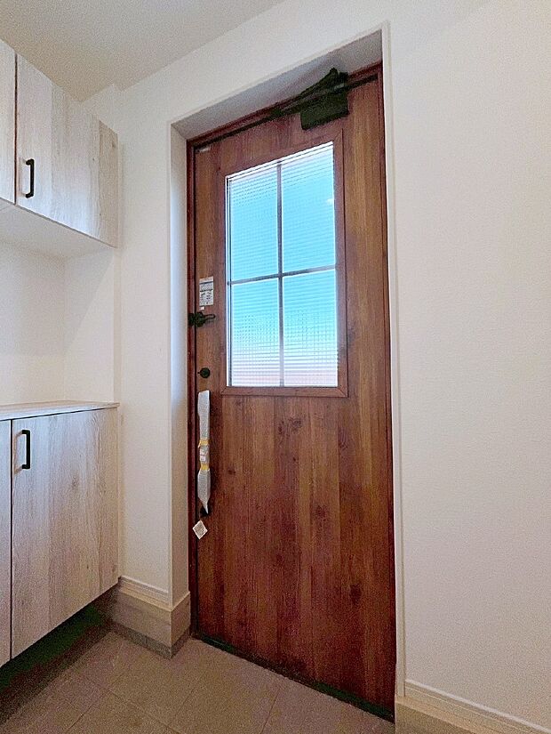 明るい玄関はお客様をお出迎えするのにぴったりです！ 