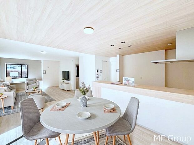 ご家族の賑やかな話し声で包まれる明るいリビング  ※家具はCGです