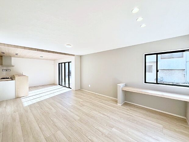 家族団らんの時間も増えそうなくつろぎのリビングダイニング。