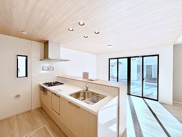 爽やかな風が通り抜けるキッチン。窓があるので明るく換気にも役立ちます。