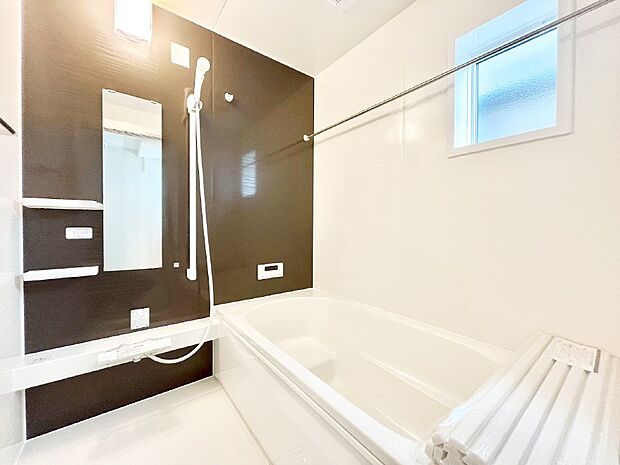 一日の疲れを癒してくれる明るい清潔感のあるバスルーム