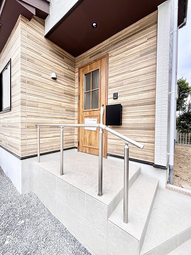 大切な家族、来客を出迎える玄関。