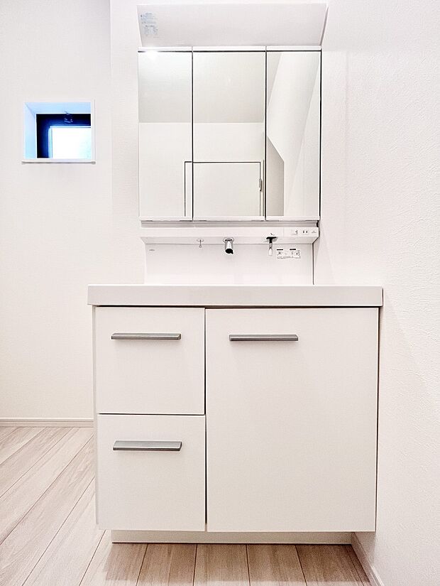 収納力と機能性に優れた洗面化粧台  