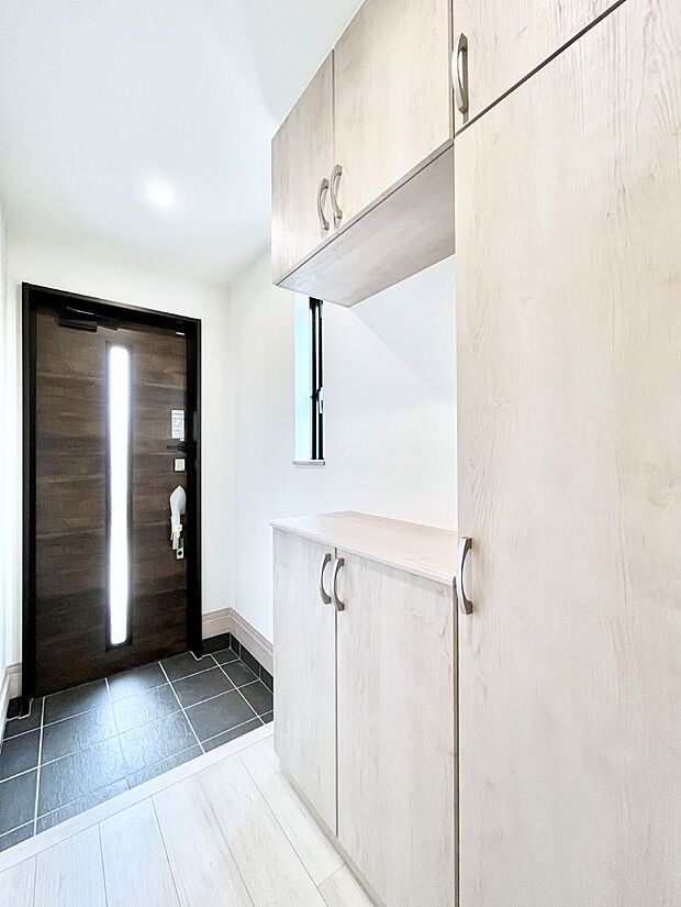 飾り棚を利用して、お越しいただくお客様をおもてなしできます。