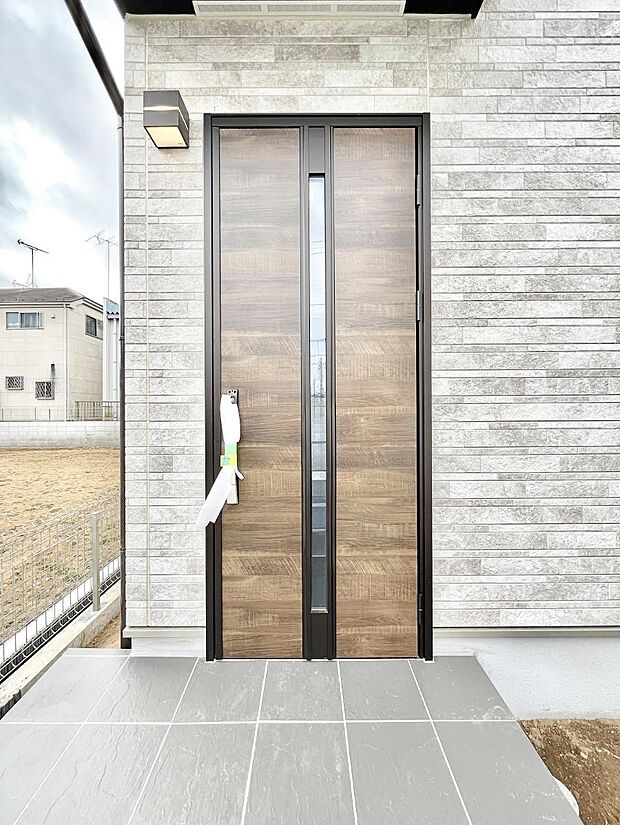 住まいの顔を演出する、玄関ドア。