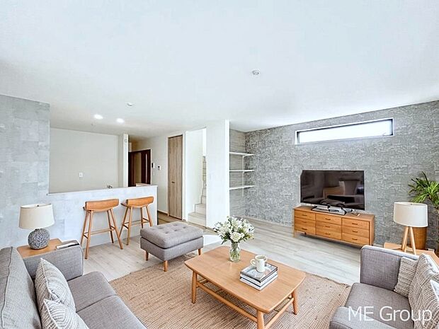 アクセントクロスがお洒落なリビング。家族でのんびりくつろげる広々スペース。 ※家具はCGです