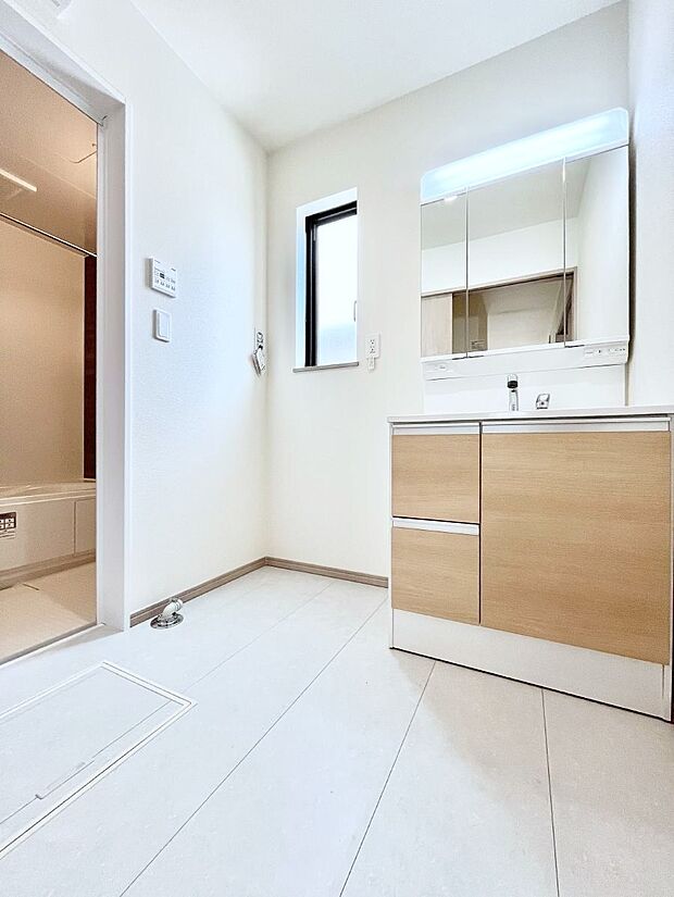 小窓がついているので湿気の多い場所でも換気が十分行えます。毎日の身支度を気持ち良く!